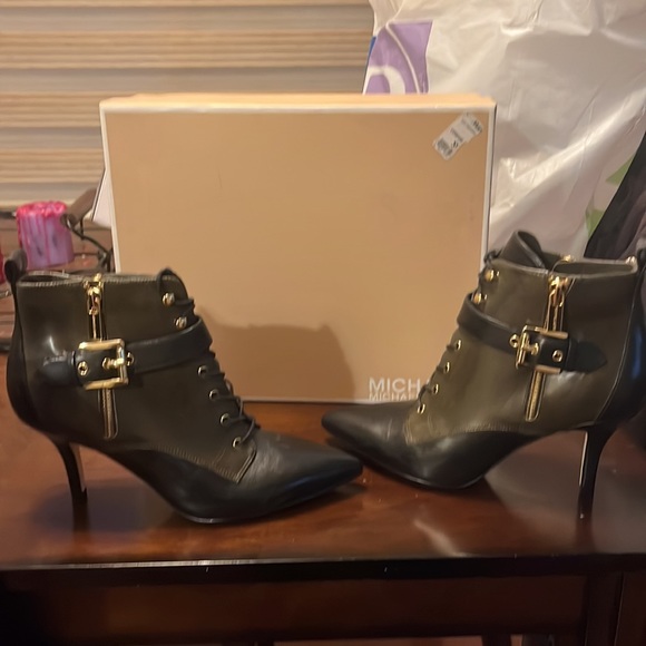 Brand new!! Michael kors bootie - Picture 2 of 5